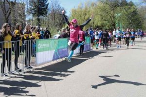 Exerciţiile fizice ar putea fi la fel de eficiente în reducerea tensiunii arteriale ca medicaţia – ANALIZĂ