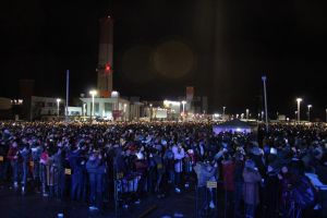 Zeci de mii de suceveni au petrecut Revelionul în aer liber, cu muzică şi un minunat foc de ...