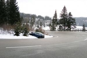 Poliţiştii, sesizaţi că un şofer circulă haotic pe Mestecăniş. ...