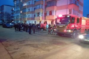 Panică şi oameni evacuaţi după un incendiu într-un bloc din Burdujeni