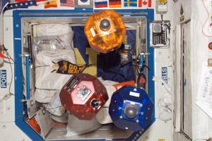 Fiţi alături de elevii din Timişoara care s-au calificat în finala Zero Robotics! Vor să ajungă în America