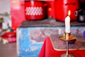 8 oameni şi două pisici care locuiesc în 50 mp şi-au petrecut sărbătorile în întuneric. Familia pentru care firele de curent electric sunt la doi paşi, dar totuşi prea departe  Citeşte întreaga ştire: 8 oameni şi două pisici care locuiesc în 50 mp şi-au petrecut sărbătorile în întuneric.