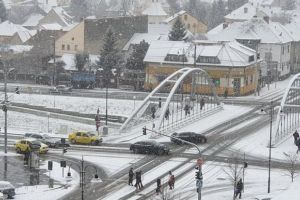 VIDEO FOTO – A început să ningă puternic la Sibiu. Prognoza meteo pentru zilele următoare