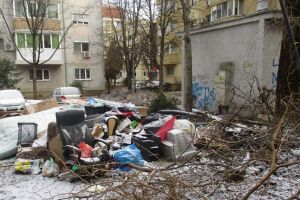 Poliţia Locală dă amenzi pentru gunoaiele din jurul blocurilor. Controale în Circumvalaţiunii – Gh. Lazăr