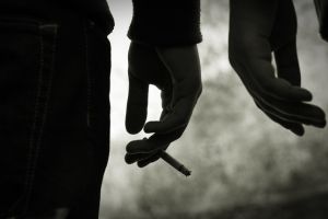 Tineri depistaţi de poliţişti în timp ce consumau substanţe interzise într-un autoturism parcat