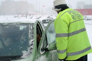 Inconştienţă: fiul de 15 ani, la volan pe un drum public în prezenţa tatălui
