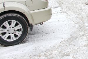Întâi a „ras” câteva pahare şi apoi a trecut la lucruri serioase: doi stâlpi de electricitate şi o poartă de acces