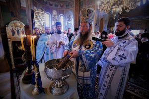 De Bobotează, credincioşii din Miercurea Ciuc au primit Agheazma Mare şi iconiţe în dar de la Preasfinţitul Părinte Andrei, Episcopul Covasnei şi Harghitei