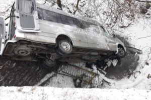Un microbuz cu oameni în el a căzut în apă la ieşirea din Năsăud spre Bistriţa