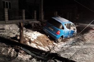 O maşină condusă de un bărbat băut a intrat într-un stâlp la Lechinţa (FOTO)