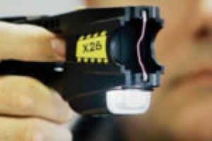 Legea care permite poliţiştilor folosirea electroşocurilor, blocată de preşedintele Klaus Iohannis