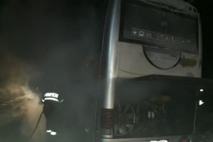 Se intampla pe soselele Romaniei. Un autocar cu 30 de persoane a luat foc  