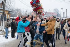 DÂMBOVIȚA: Cetele de tineri au colindat Morteniul. Tradiţia geavrelelor merge mai departe