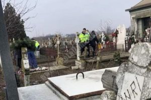 DÂMBOVIȚA: Doi bărbaţi dezgropau morţii pentru a fura banii şi bijuteriile lăsate în sicrie