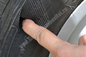 Distracţie în noaptea din ani! Un copil a tăiat caucicurile unei maşini parcate în faţa casei