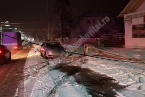 DN 7 – Un şofer a pierdut controlul volanului şi a rupt un stâlp al reţelei electrice