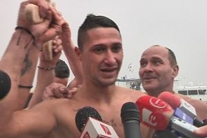 Un fotbalist din Iaşi a prins crucea de Bobotează de la Galaţi