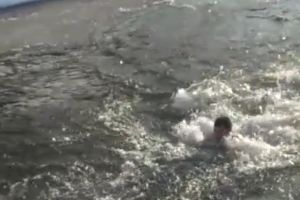 Un singur bărbat s-a aruncat în Gilort ca să scoată crucea de Bobotează, la Bengeşti-Ciocadia