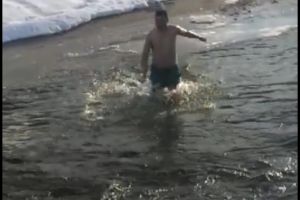 FOTO: Un singur bărbat s-a încumetat să se arunce în Gilort ca să scoată crucea de Bobotează, la Bengeşti-Ciocadia