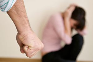 Violenţa domestică: Poliţiştii pot emite ordinul de protecţie provizoriu, valabil cinci zile, fără ca victima să mai aştepte decizia unui judecător