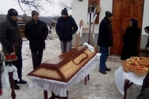 Incredibil! Un preot din Bacău a ţinut moarta în faţa bisericii pentru că era prea săracă