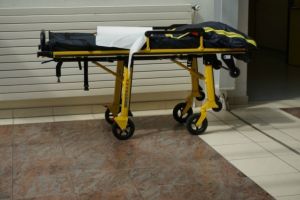 Situaţie revoltătoare în Ploieşti. Un bărbat a murit la spital, după ce a fost scăpat în cap de pe targă. Fusese operat de tumora cerebrala