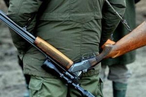 Vânători prinşi la braconaj în judeţ. Poliţiştii le-au confiscat maşina, armele şi vânatul
