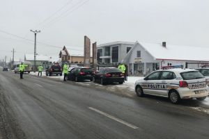 Zeci de permise de conducere, reţinute de poliţişti în weekend. Un şofer, prins cu 171 km/h în localitate