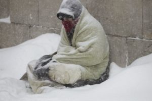 Oamenii străzii, protejaţi de frigul de afară. Găzduiţi în Adăpostul de Noapte