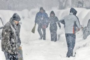 Cod roşu de ninsori în Europa! Mai mulţi oameni au murit din cauza zăpezii
