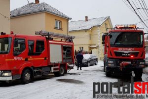 FOTO. Incendiu la depozitul de lemne al unei locuinţe din Satu Mare