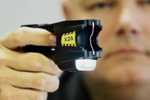 Preşedintele Iohannis sesizează CCR legat de legea care permite poliţiştilor folosirea electroşocurilor