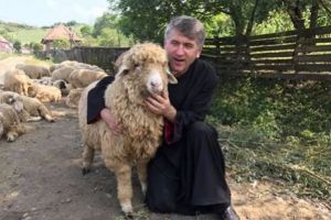 INVAZIA susţinătorilor lui Pomohaci, în atenţia Jandarmeriei. Ce se întâmplă cu PREOTUL PEDOFIL