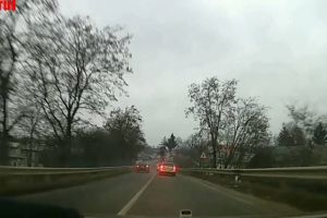 A ignorat linia continuă şi a depăşit două maşini într-o manevră periculoasă