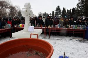 Oamenii au înfruntat frigul pentru ca, după slujba de Bobotează, să ducă acasă apă sfinţită