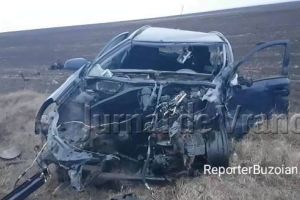 FOTO-ULTIMĂ ORĂ: Un vrâncean de 21 de ani s-a înfipt  cu maşina într-un TIR, la Buzău. Traficul pe DN2 e blocat