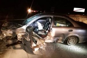 FOTO UPDATE-ULTIMĂ ORĂ: Persoană încarcerată în urma unui accident la ieşirea in Focşani