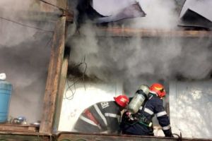BĂRBAT CARBONIZAT ÎN INCENDIU LA BUZOEŞTI