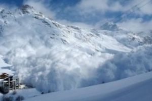 Vremea rea face ravagii în Austria - Cinci oameni au murit iar alţi 2000 sunt izolaţi din cauza căderilor masive de zăpadă VIDEO