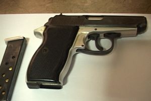 Tânăr din Câmpina, prins de poliţişti când încerca să vândă un pistol în parcarea unui centru comercial