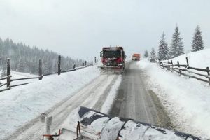 Circulaţie în condiţii de iarnă, cu episoade de viscol, pe drumurile naţionale din Suceava
