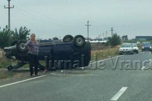 ULTIMĂ ORĂ: Logan răsturnat pe Șoseaua Vrancei după impactul cu un Ford