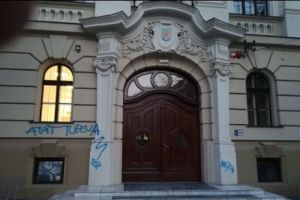 A vandalizat şi s-a semnat. Cum a fost prins Trip, băiatul care a mâzgălit intrarea CD Loga pentru amuzament