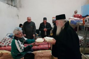 Mitropolitul Banatului a dus haine, mâncare şi cozonaci oamenilor străzii, de ziua sa