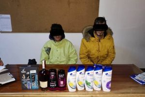 Imaginea zilei din Timişoara! Poliţiştii locali au fugit după doi hoţi de şampon, deodorant şi… alcool