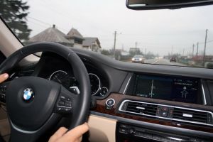 Şoferiţă de BMW, prinsă în timp ce voia să intre în ţară cu permis fals, prin Valea lui Mihai!