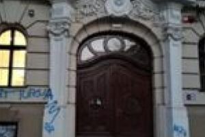 Colegiul Naţional „C.D. Loga”, mâzgălit cu graffiti! „Artistul” a fost prins şi e bun de plată