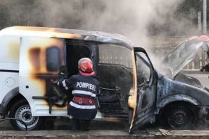 Maşină în flăcări pe şoseaua Alba Iulia