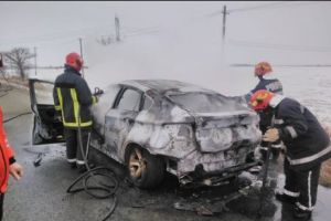 O maşină a luat foc şi a ars complet, în mers I FOTO