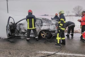 Un autoturism A ARS CA O TORȚĂ, la intrarea într-o localitate arădeană. ISU a intervenit de URGENȚĂ (GALERIE FOTO)